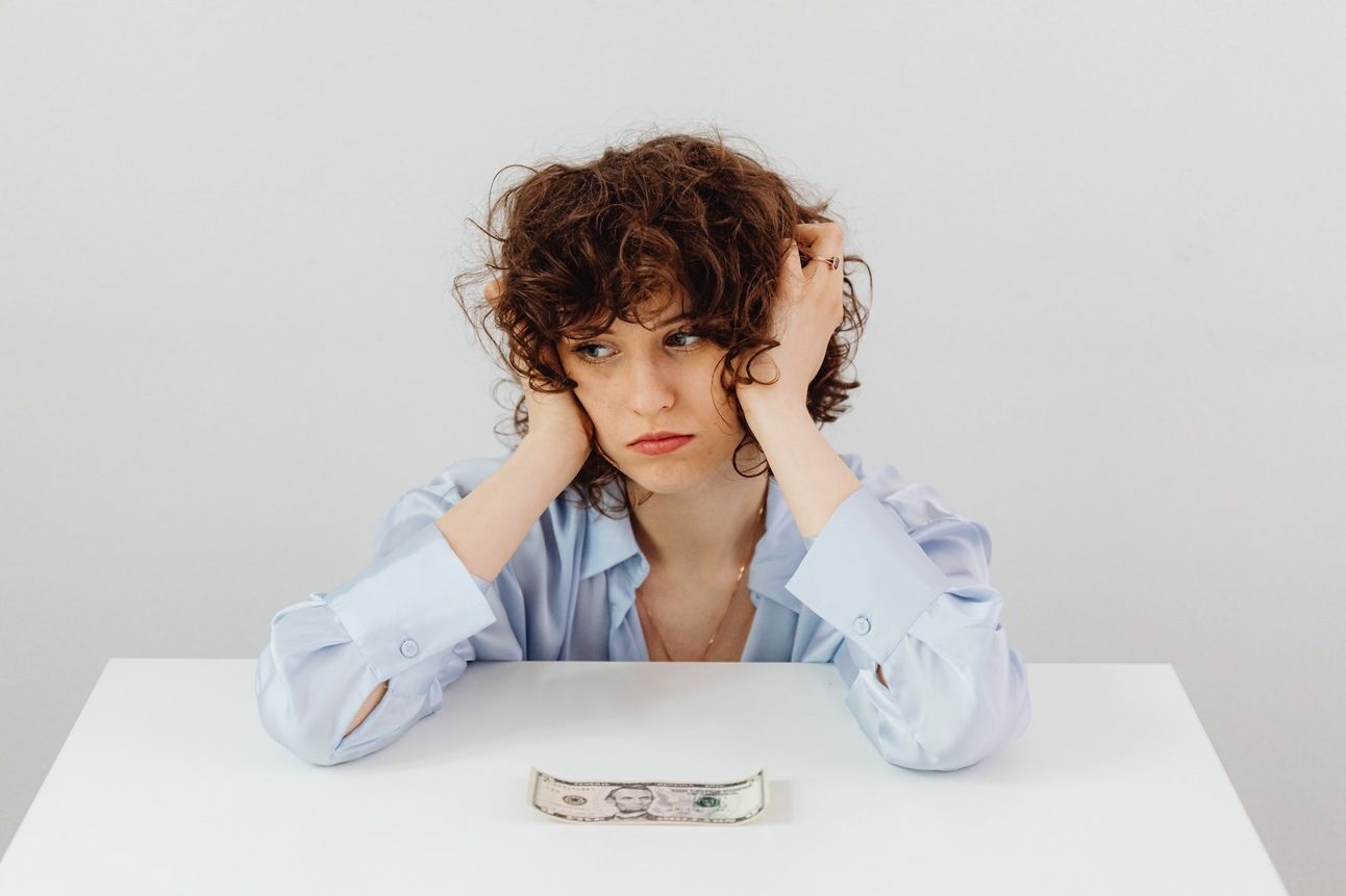 Come mantenere una mentalità positiva durante i periodi finanziari difficili